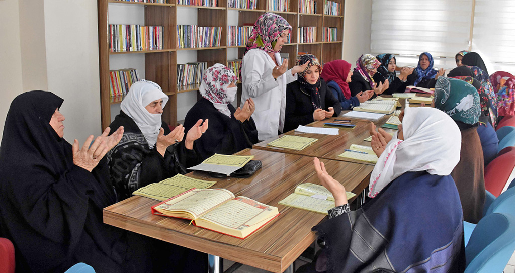Analiz Türkiye'de Yetişkin Kadınlara Yönelik Kur'an Kursları Politika ve Uygulama