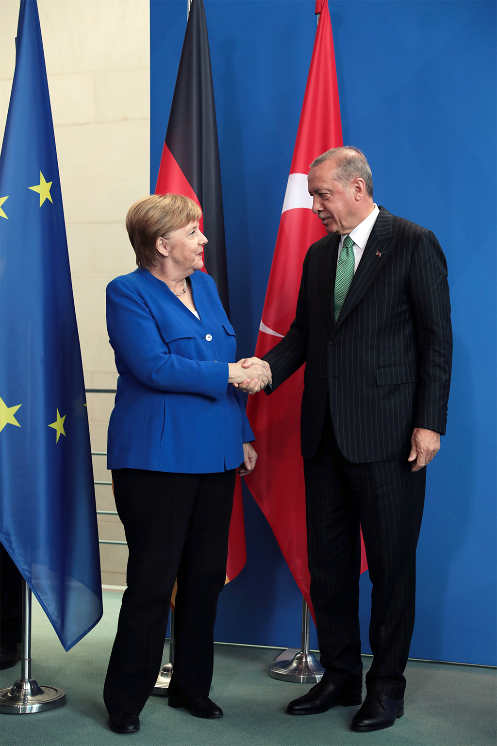 Türkiye Cumhurbaşkanı Recep Tayyip Erdoğan (sağda), Berlin'de Almanya Başbakanı Angela Merkel (solda) ile bir araya geldi. Cumhurbaşkanı Erdoğan ve Başbakan Merkel, görüşmenin ardından ortak basın toplantısı düzenledi.