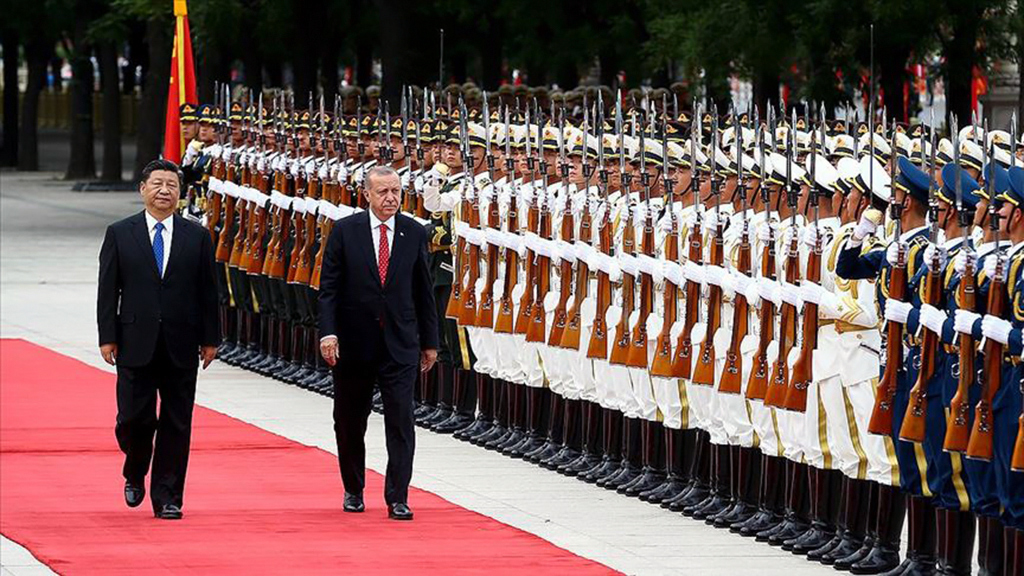 2 Temmuz 2019 | Cumhurbaşkanı Erdoğan, Çin Devlet Başkanı Şi Cinping tarafından resmi törenle karşılandı. İki lider baş başa görüşmenin ardından heyetler arası görüşmeye katıldı. Şahsına ve heyetine gösterilen misafirperverlik için Şi ve Çin halkına teşekkür eden Cumhurbaşkanı, "Binlerce yıllık ilişkilere sahip, İpekyolu ile birbirine bağlanan kadim medeniyetler üzerine kurulu Türkiye-Çin iş birliğinin güçlendirilmesi için potansiyelin büyük olduğuna inanıyorum" dedi. 