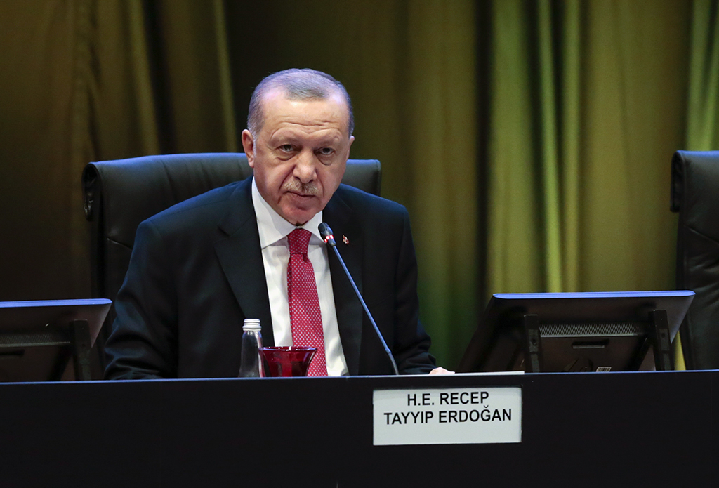 19 Aralık 2019 | Türkiye Cumhurbaşkanı Recep Tayyip Erdoğan, İran Cumhurbaşkanı Ruhani ve Malezya Başbakanı Muhammed ile 2019 Kuala Lumpur Zirvesi kapsamında düzenlenen "Kalkınmanın Önceliği ve Zorluklar" temalı yuvarlak masa toplantısına katıldı. Cumhurbaşkanı Erdoğan, toplantıda konuşma yaptı.