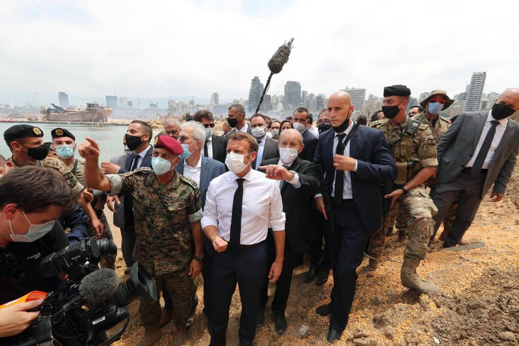 7 Ağustos 2020 | Arap sosyal medya kullanıcıları ve aktivistler, Fransa Cumhurbaşkanı Emmanuel Macron'un, Beyrut'taki patlamanın ardından gerçekleştirdiği Lübnan ziyareti sırasındaki tutumu ve üslubunun arkasında "sömürge zihniyetinin" yattığı yorumlarında bulundu.