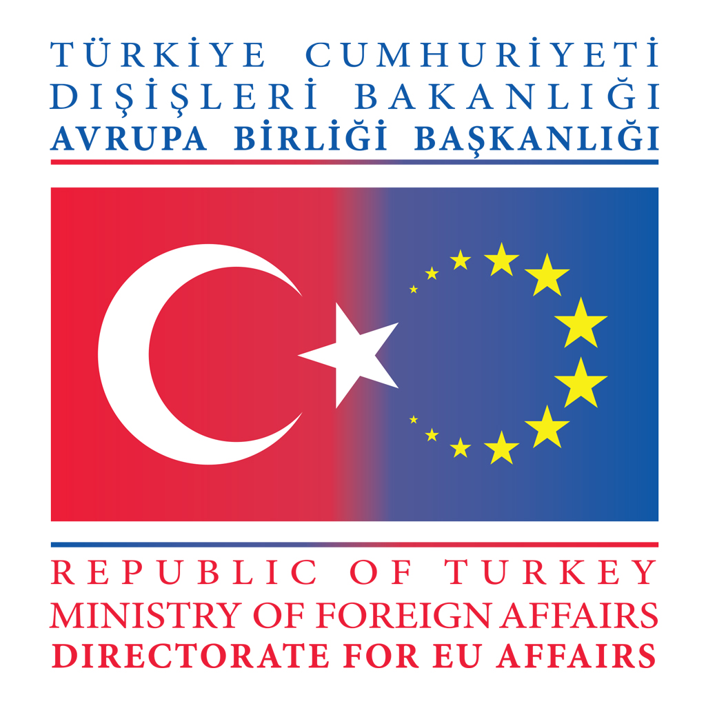 T.C. Dışişleri Bakanlığı AB Başkanlığı Kurumsal logosu | Dışişleri Bakanı Mevlüt Çavuşoğlu, Avrupa'da artan hoşgörüsüzlük ve tahammülsüzlüğe dikkati çekti: Çavuşoğlu, dün video konferans yöntemiyle katıldığı Avrupa Parlamentosu (AP) Dışilişkiler Komisyonu Toplantısında, Türk bayrağı logosuyla ilgili yaşanan gerginliğine ilişkin, buradaki bazı üyelerin logoya sabır gösteremeyip hazmedemediğini söyledi. Avrupa'da artan hoşgörüsüzlük ve ırkçılıktan sonra bu tür gelişmeleri kabul etmediklerini fakat şaşırmadıklarını da dile getiren Çavuşoğlu, AB Bakanlığının, söz konusu logoyu kuruluşundan bu yana kullandığını belirtti. Çavuşoğlu, Türk Bayrağı ve AB Bayrağının birlikte olduğu bu logonun, esasen ikili ilişkilere verilen önemin göstergesi olduğuna işaret ederek, bugüne kadar bu logonun önünde çok sayıda önemli toplantının yapıldığını ve hiçbir itirazın olmadığını hatırlattı. Buna karşılık, söz konusu logoya ilişkin memnuniyetini dile getiren çok sayıda üst düzey AB yöneticisi ve parlamenterin de olduğuna işaret eden Çavuşoğlu, "Şimdi noldu da buna itiraz ediyorlar? Bunun tek bir sebebi var: Avrupa'da artan ırkçılık, hoşgörüsüzlük, nefret ve tahammülsüzlük. O logoda hiçbir sorun yok." dedi. Çavuşoğlu, diğer parlamenterlerin, toplantı sonrasında Türk büyükelçiliğine giderek, logoya karşı çıkan Alman parlamenterin yanlış yaptığını söylediklerini aktardı ve bu durumun memnuniyet verici olduğunu dile getirdi. Bakan Çavuşoğlu, konuşmasında, 9-11 Eylül'de Mali, Gine Bissau ve Senegal'e yaptığı resmi ziyaretlere de değinerek, söz konusu ziyaretlerin oldukça başarılı geçtiğini ve hedefine ulaştığını kaydetti. (AA, 12 Eylül 2020)
