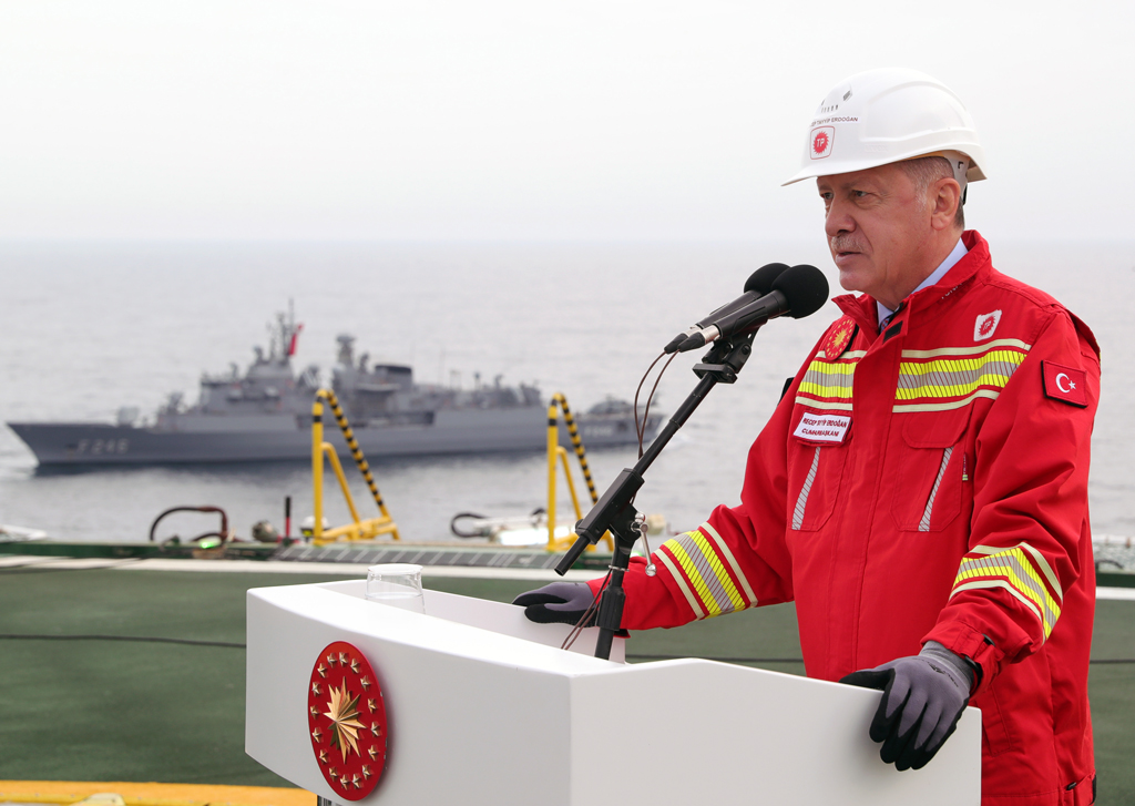 17 Ekim 2020, Zonguldak açıkları | Türkiye Cumhurbaşkanı Recep Tayyip Erdoğan, Fatih Sondaj Gemisi'nde incelemelerde bulunarak bir konuşma yaptı. (Foto: Mustafa Kamacı / AA)