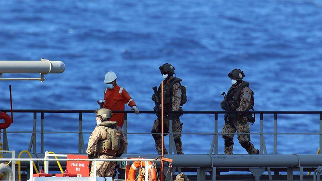 22 Kasım 2020 | Türk bandıralı "Roselina-A" gemisi, taşıdığı insani yardım malzemeleri ile İstanbul'dan demir alarak Libya'ya hareket etti. Yunan komutan tarafından sevk ve idaresi gerçekleştirilen İrini Harekatı'nda görevli Alman fırkateyni gemiyi Doğu Akdeniz'de Mora Yarımadası'nın güneybatısında uluslararası hukuka aykırı şekilde durdurdu ve gemiye askerleri çıkartarak arama yaptı.