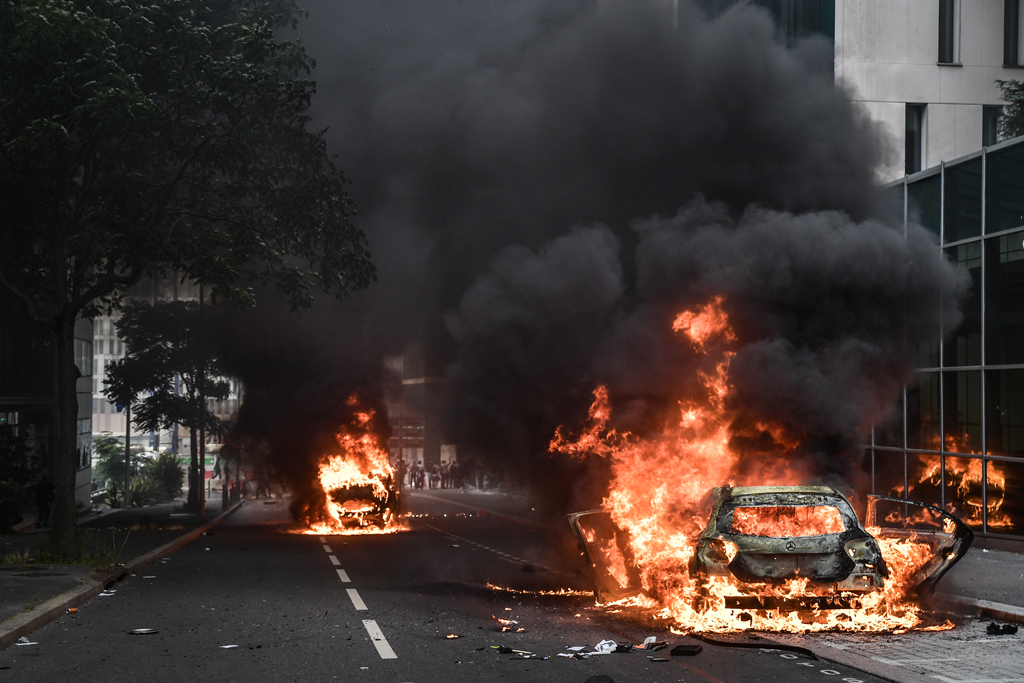 Uzmanlar Cevaplıyor: Fransa’da Polis Şiddetine Yönelik Protestolar Neyin Habercisi?