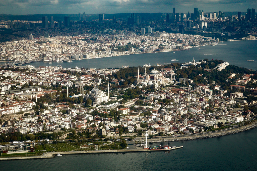 Muhafazakar ve Mütedeyyinleri Hedefe Koymak